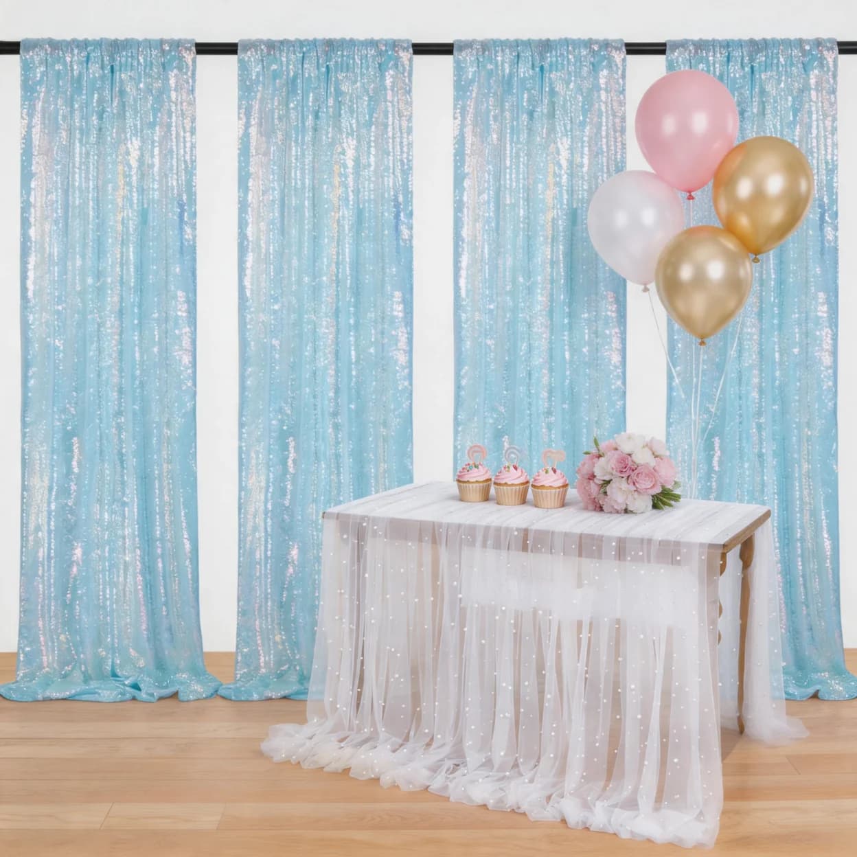 Set di 8 Pannelli di Tende Scenografiche Iridescenti Aqua con Paillettes da 60x240 cm + 1 Confezione di Tovaglie in Tulle Bianco Perla da 150x300 cm con Glitter per Fotografia