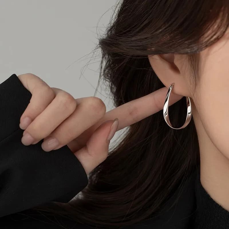 Geometric Twisted Mobius Hoop Earrings Silver Tone Euro-American Trend Compact Temperament Jewelry for Ladies