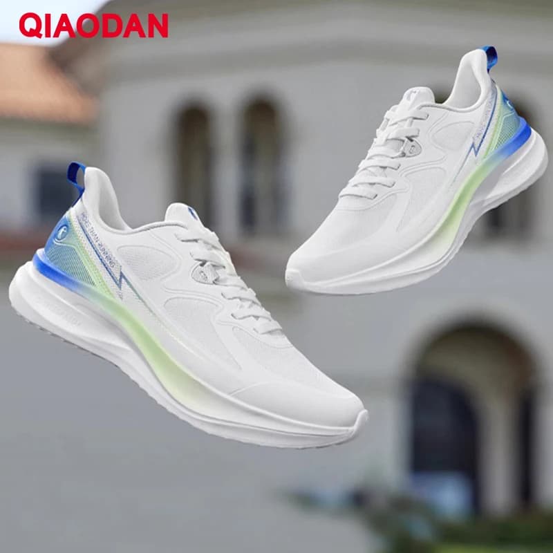 QIAODAN Uomini Nuove Scarpe Bianche 2025 Autunno Pendolarismo Scarpe Da Corsa Maglia Leggera Traspirante Comode Scarpe Da Ginnastica QXB023251205