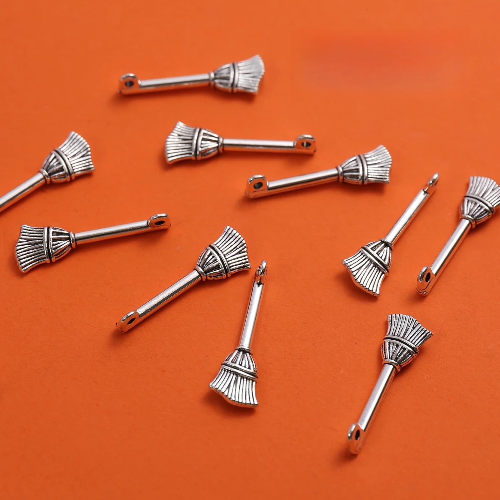 10/20/50 pz Scopa Magica in Metallo, Gioielli Artigianali a Forma di Mini Scopa, Texture Delicata come Quella di una Scopa Volante