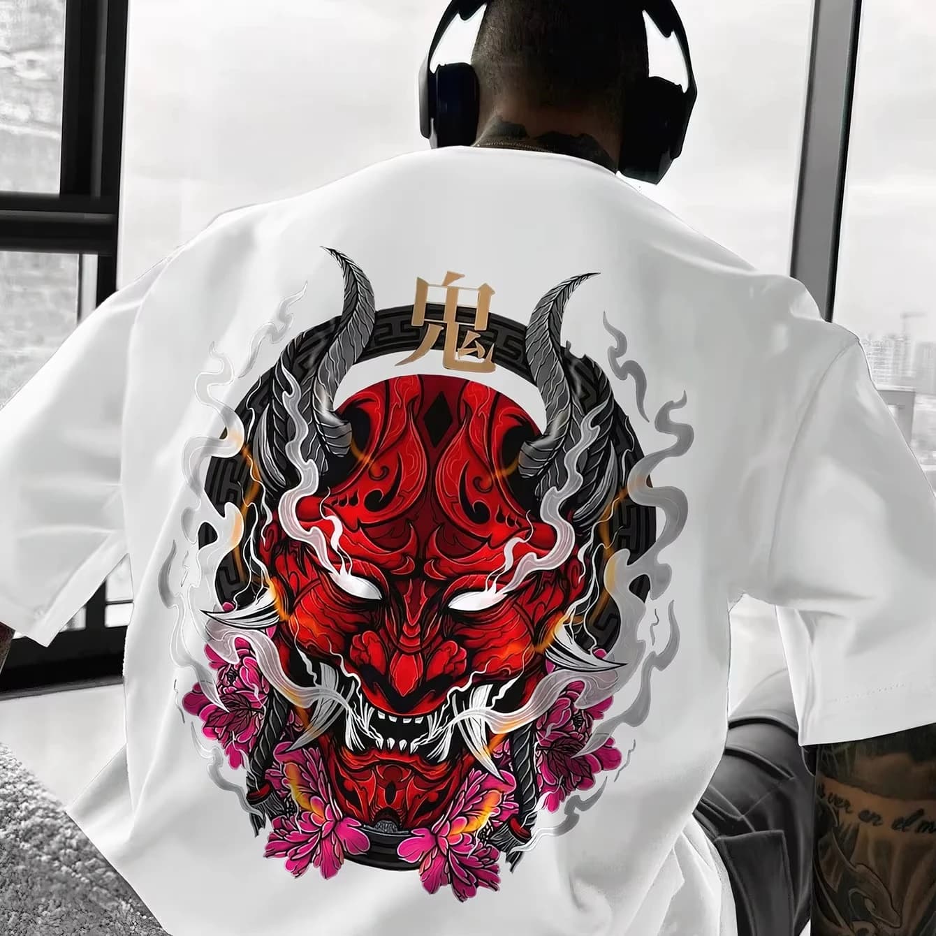 T-shirt Grafica Maschera Demone Oni 2026 Ispirata al Design Coreano Wave, Rosso Vibrante e Nero, Cultura Pop Coreana per l'Estate