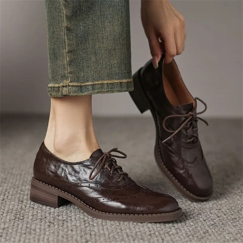 Nuova primavera scarpe da donna in vera pelle punta tonda pompe da donna scarpe da donna brogue disegni mocassini in pizzo scarpe da donna con tacco grosso
