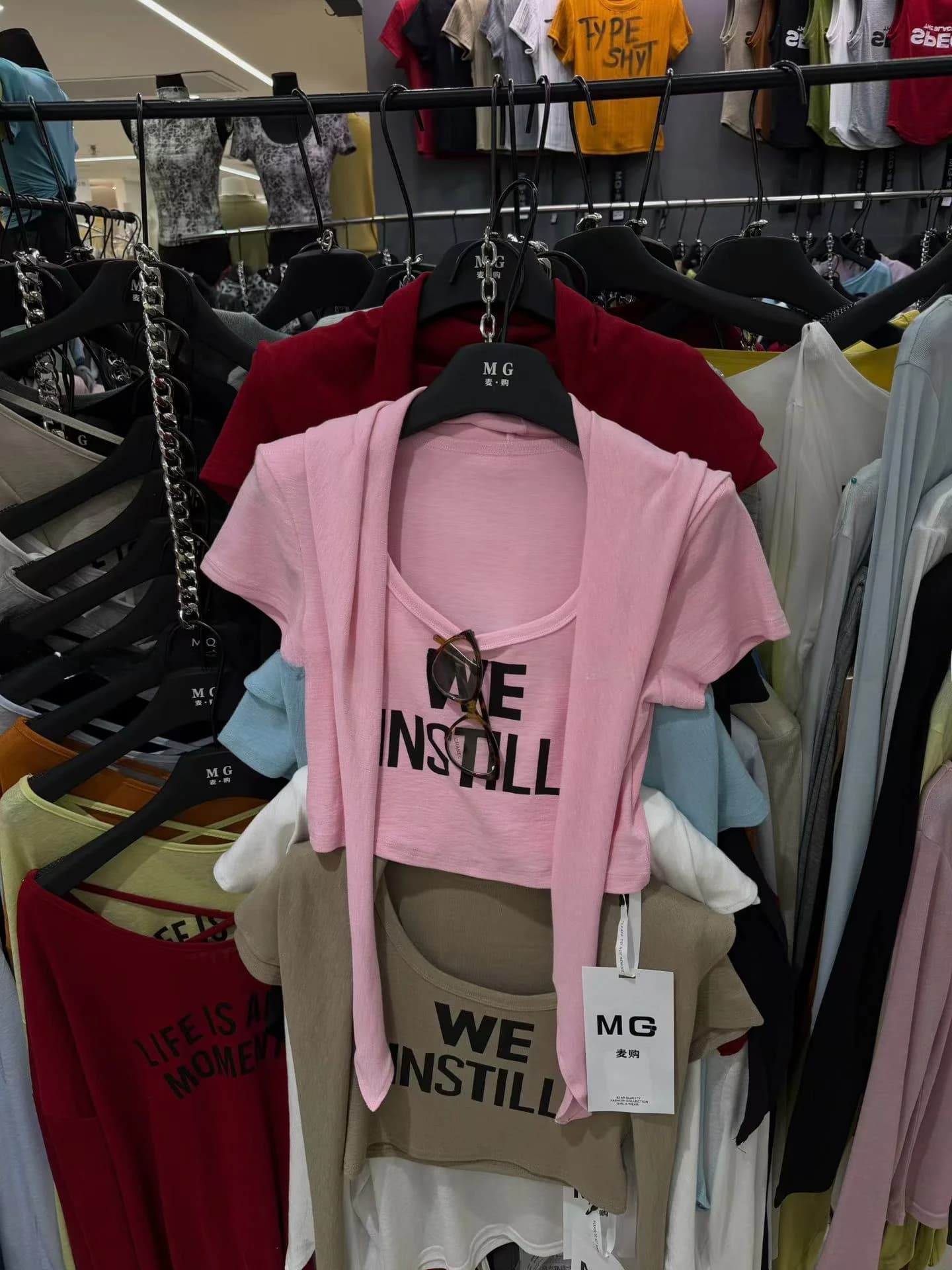 T-shirt slim fit a maniche corte da donna, alla moda, con stampa a lettere, stile coreano, in cotone traspirante, top estivo con sciarpa da spalla