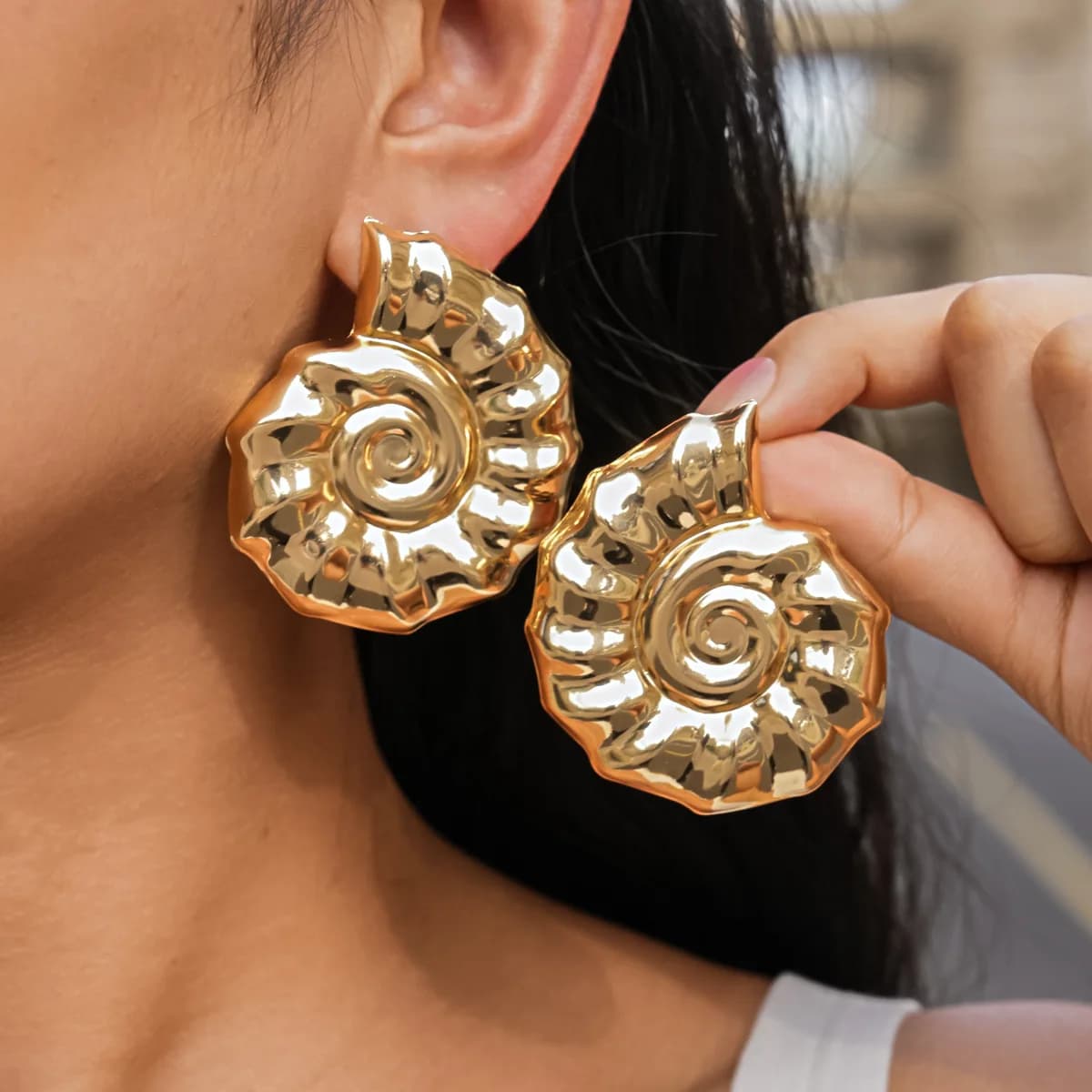 Orecchini da donna in stile europeo e americano, dal design esagerato e lucido a forma di conchiglia, con un tocco raffinato e di alta gamma.