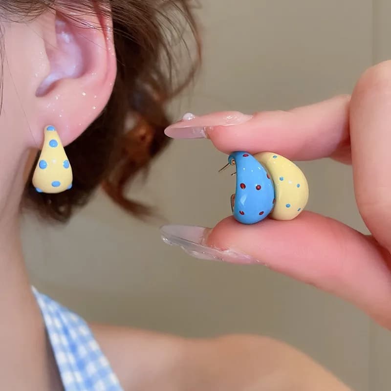 Orecchini a bottone a forma di C dolci e delicati per le donne Orecchini gocciolanti con macchie semplici Accessori per gioielli di moda di fascia alta Regalo per feste A1
