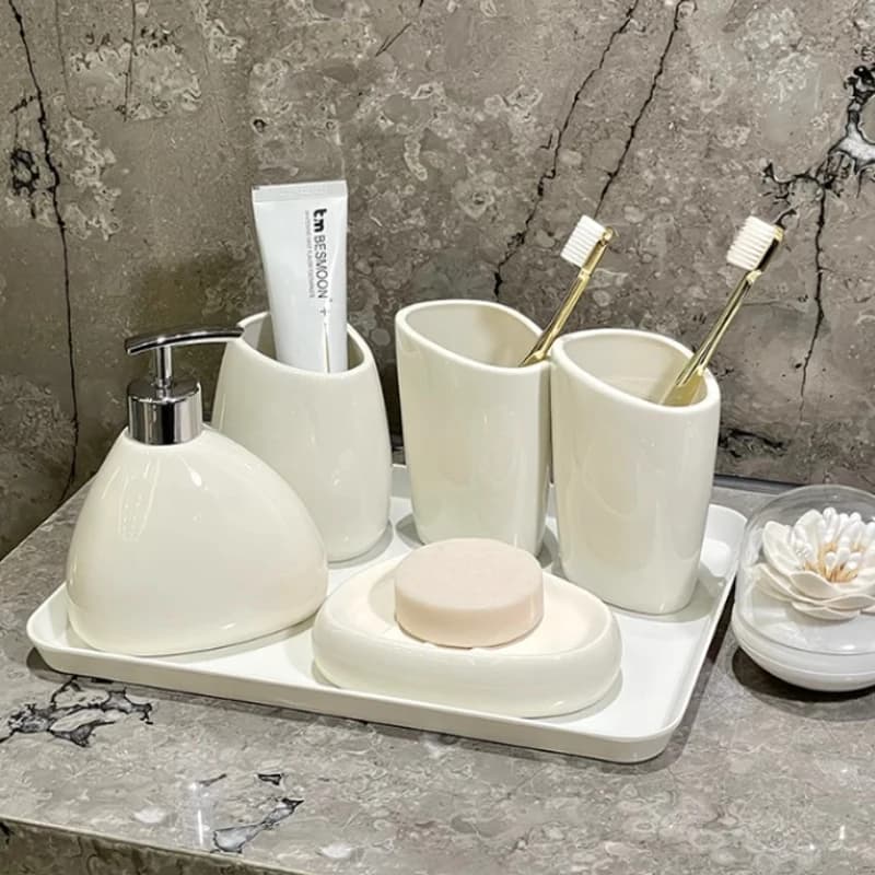 Set da Bagno in Ceramica Bianca: Bottiglia per Emulsione, Bicchiere per Collutorio, Portaspazzolino, Vassoio in Melamina, Accessori per il Bagno