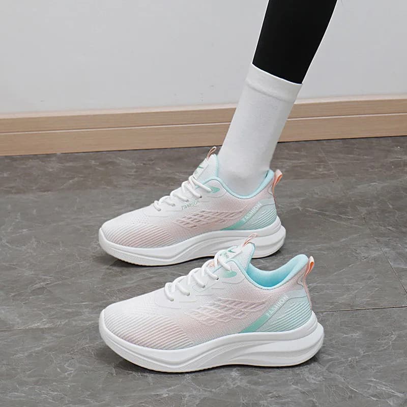 2025 Scarpe da donna primaverili Sneakers in maglia traspirante stile coreano Scarpe da corsa per studenti alla moda Scarpe casual stringate per donna