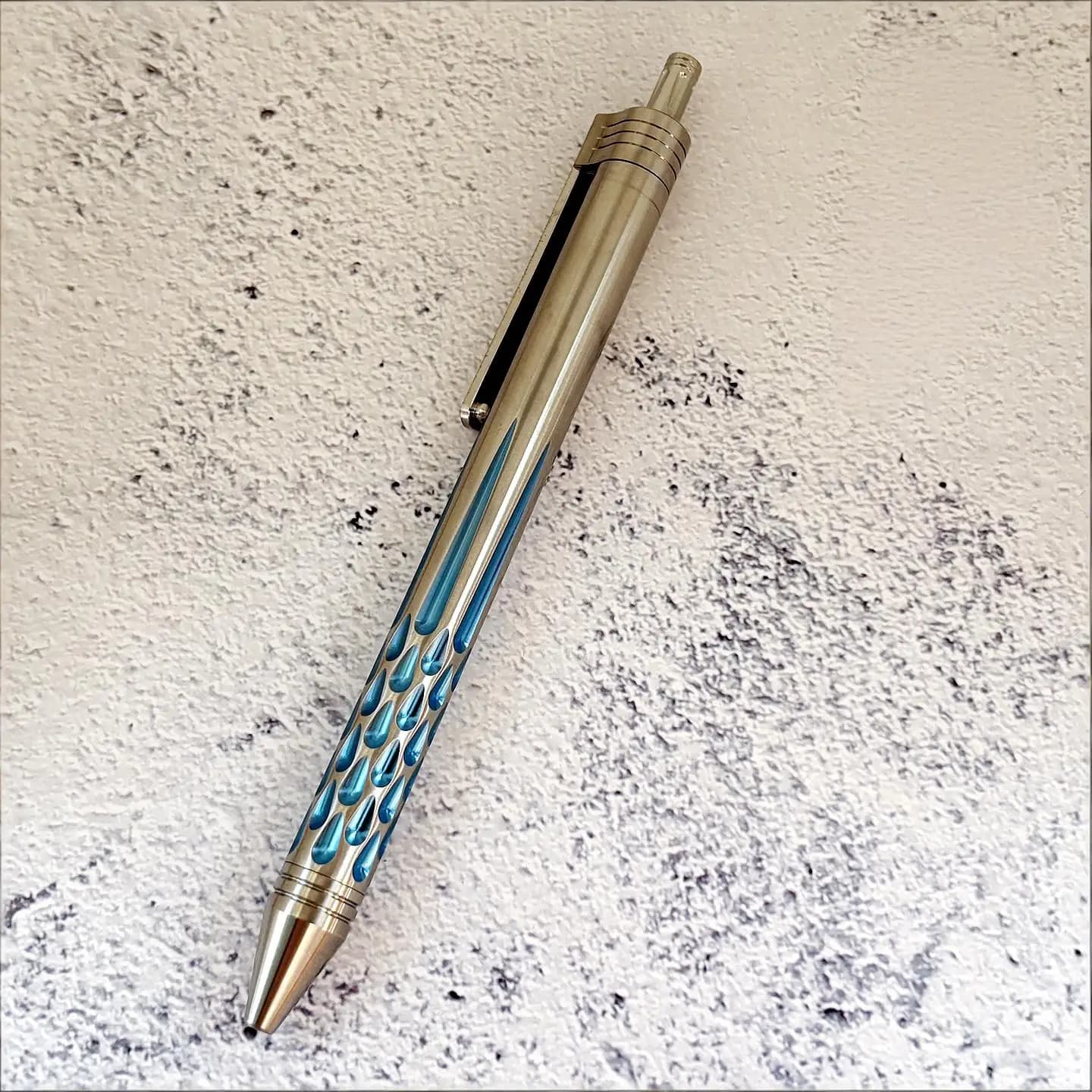 Lega di titanio Titanio Damasco Goccia d'acqua Modello spada Fare clic sulla penna gel Penna per firma premium per ufficio aziendale Penna tattica EDC