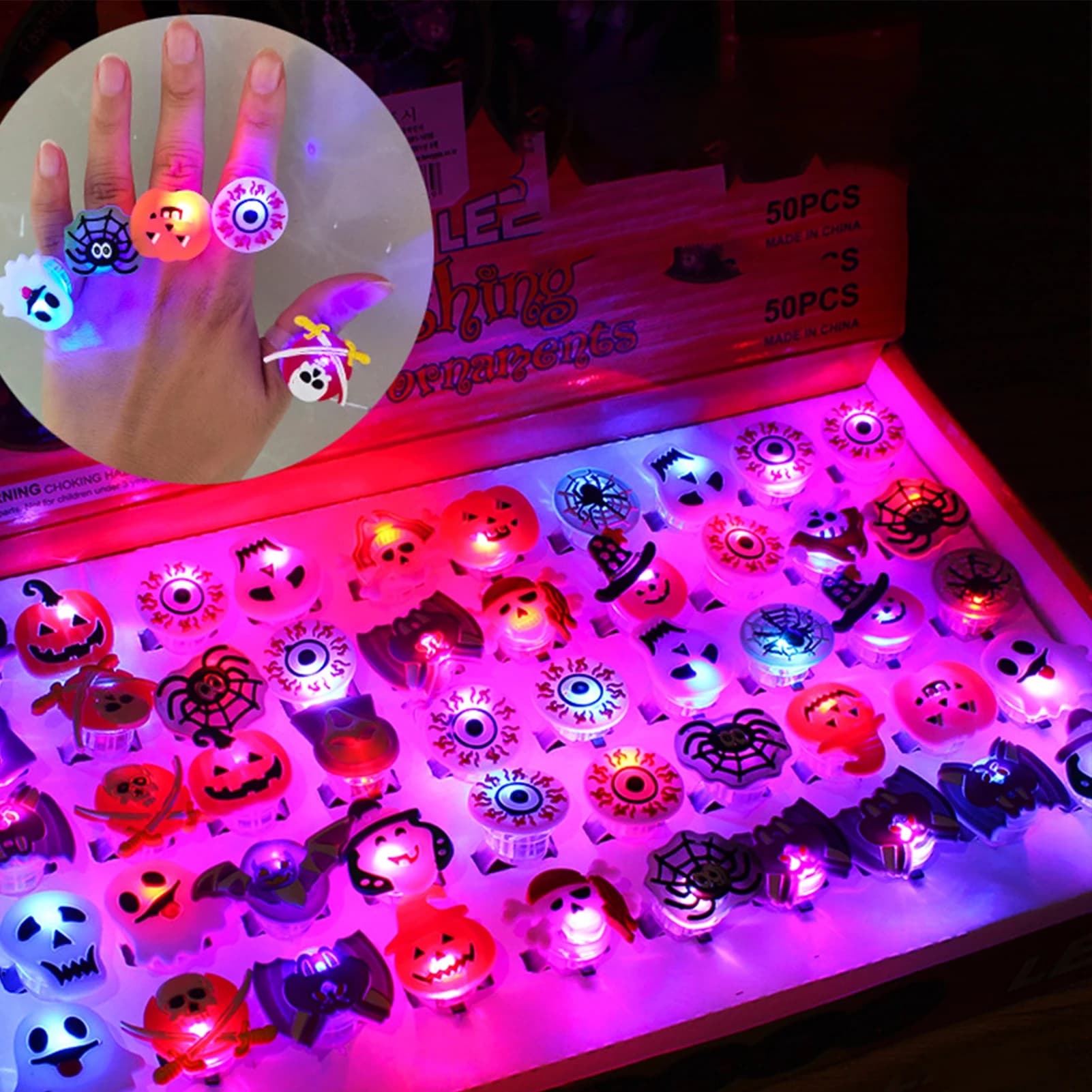 50 pezzi di giocattoli per feste con anelli luminosi di Halloween Anelli che si illuminano al buio Forniture per feste di Halloween per regali di dolcetti o scherzetto