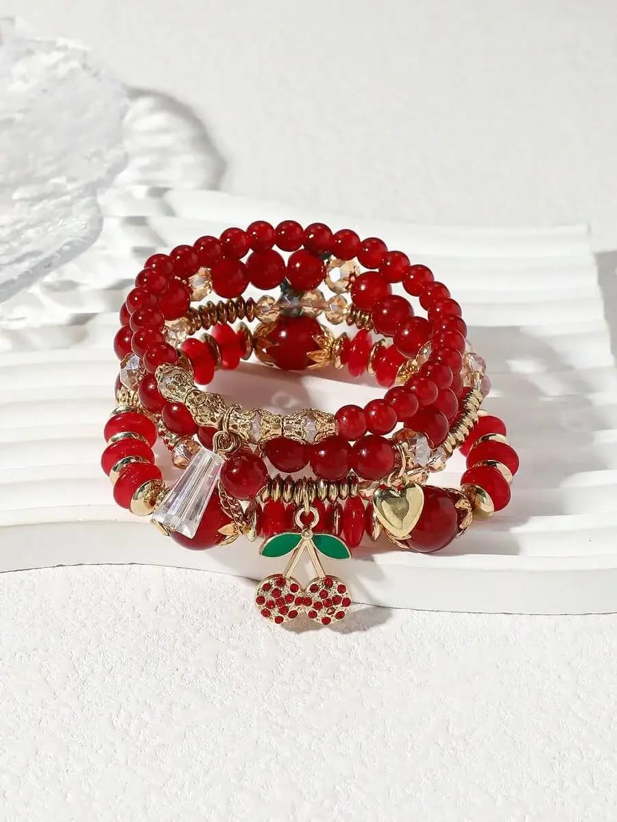 Set di 4 braccialetti versatili con perline rosse in ABS e ciondoli a goccia in olio color ciliegia, adatti per l'abbigliamento quotidiano e per le vacanze delle donne