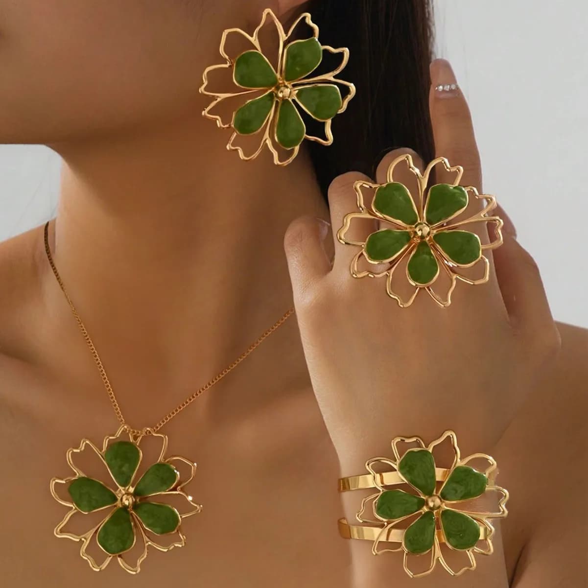 Set di Gioielli in Metallo con Fiori Tropicali in Rilievo: Bracciale, Anello, Orecchini e Collana per Donne, Gioielli Eleganti per le Vacanze