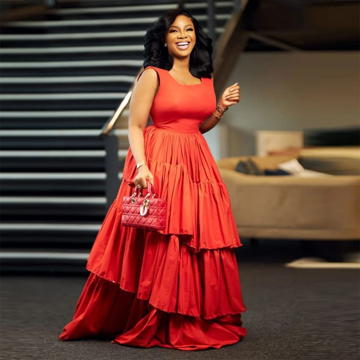 Aso Ebi Abiti da ballo in raso rosso senza maniche con strati a linea A Abiti da sera da donna Abito da festa per occasioni formali Robe De Soiree