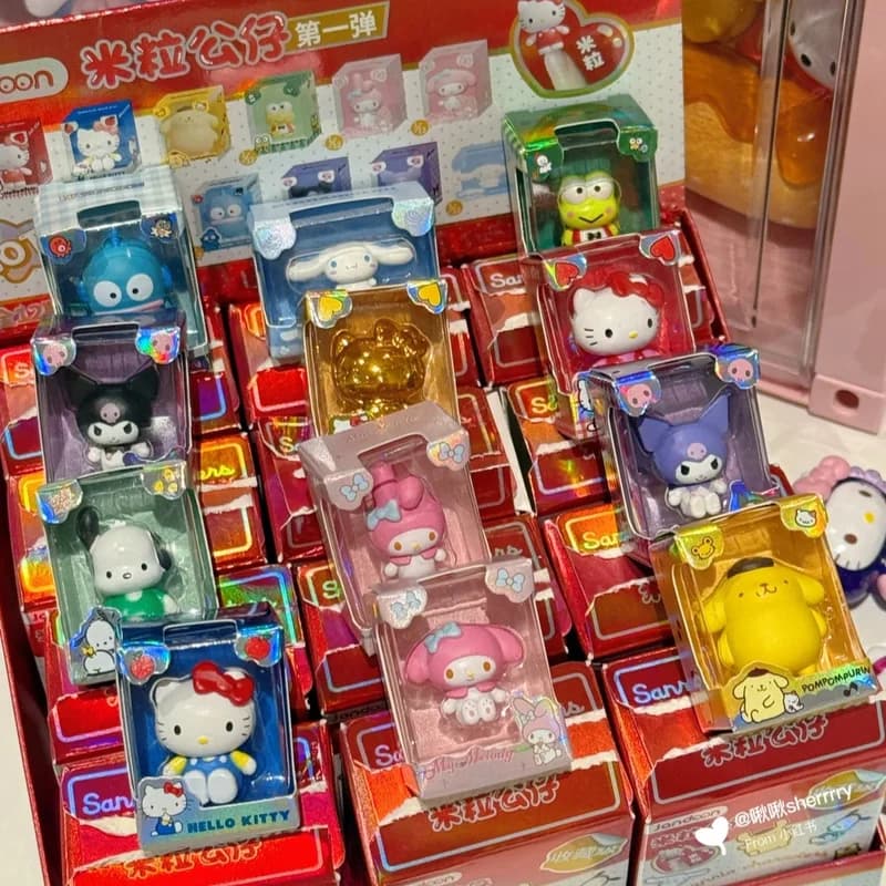 Characters Family Mini Figurine Series Blind Box Mini Doll Kt Cat Melody Kuromi Collection Cartoon Desktop Decoration Toy Gift