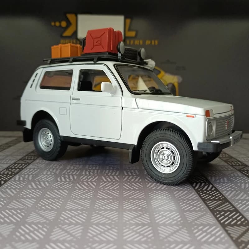 La porta della collezione di ornamenti per modelli di auto in lega di simulazione 1:24 può aprire il regalo del veicolo fuoristrada con suono e luce