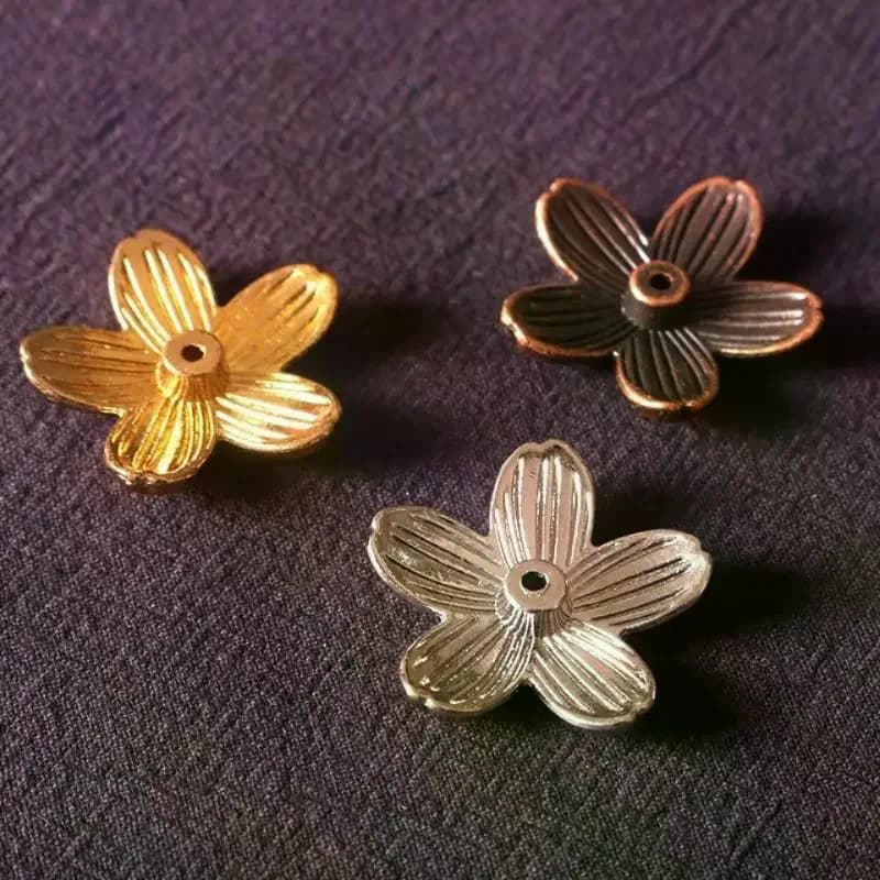 Porta Incenso Piccolo Sakura in Lega, Artigianale, con Inserto per Incenso a Forma di Fiore di Ciliegio, Vassoio per Incenso da Tavolo