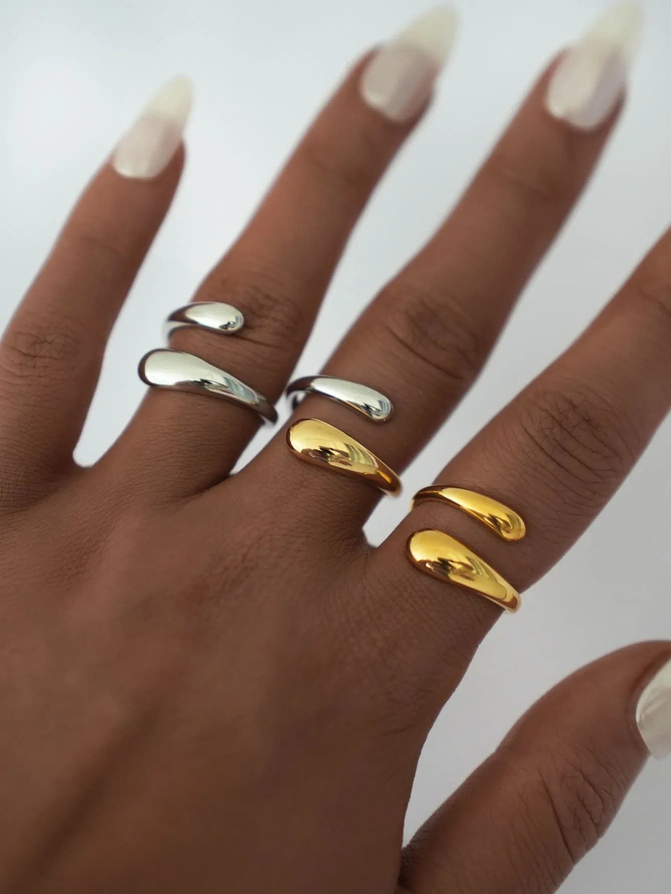 Anello Unico e Chic in Acciaio Inossidabile, Resistente all'Acqua, Placcato PVD 18K, Gioiello di Moda in Metallo Semplice ed Elegante, Regalo Bijoux