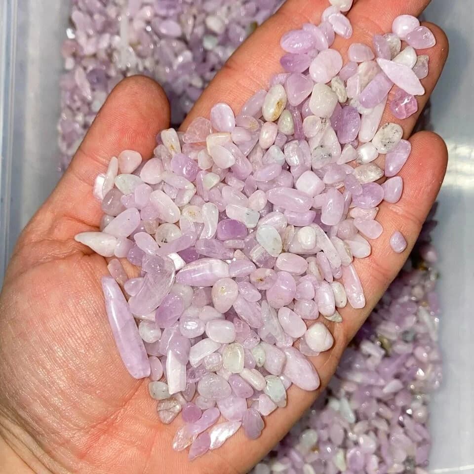 Chip di cristallo Kunzite da 3-12 mm, piccoli chip di Kunzite burattati, cristalli di pietra schiacciata lucidata, mini chip di cristallo Kunzite