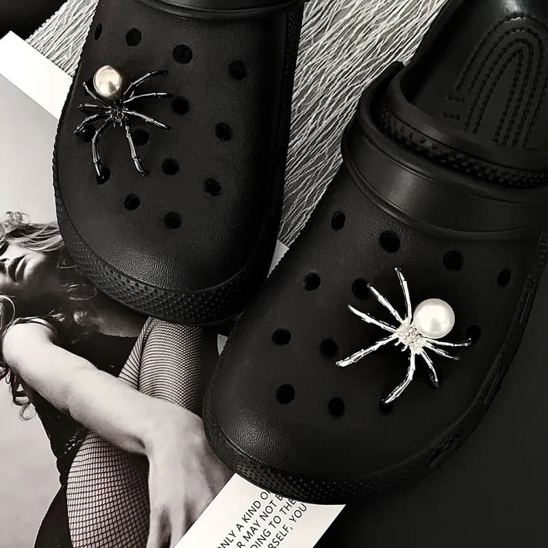 Ornamento punk scuro Strass Lega di perle Ragno Ciondoli per scarpe per decorazioni Crocs Sandali da giardino Zoccoli Spilli Ragazzo Ragazza Regalo