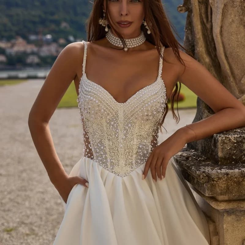 White Wedding Dresses with Ribbed Shoulders La decalcomania del corsetto Wedding Dresses with Beads A multilayer skirt decoration Made Customize