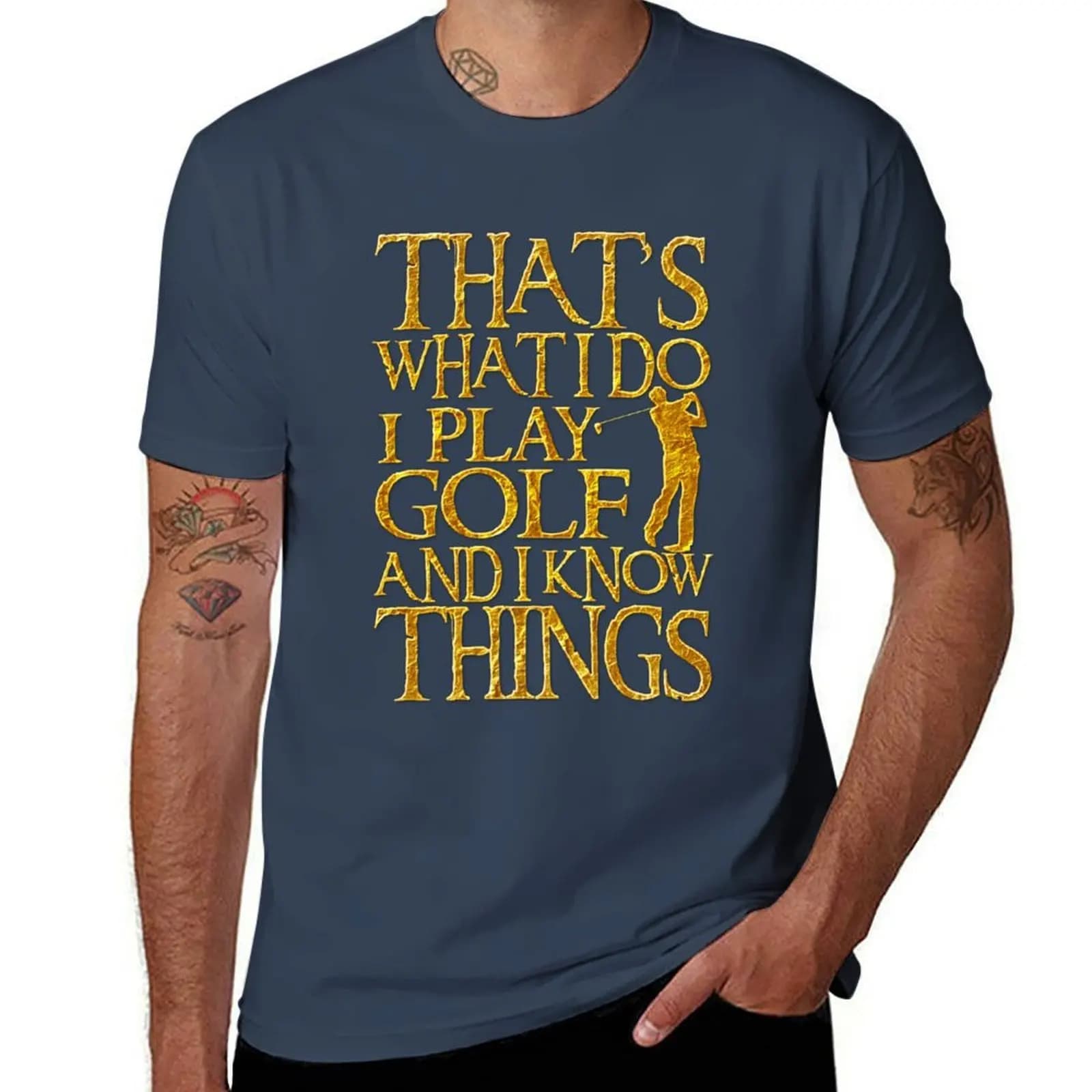 T-shirt con stampa artistica di tendenza: "Faccio il golf e so le cose"