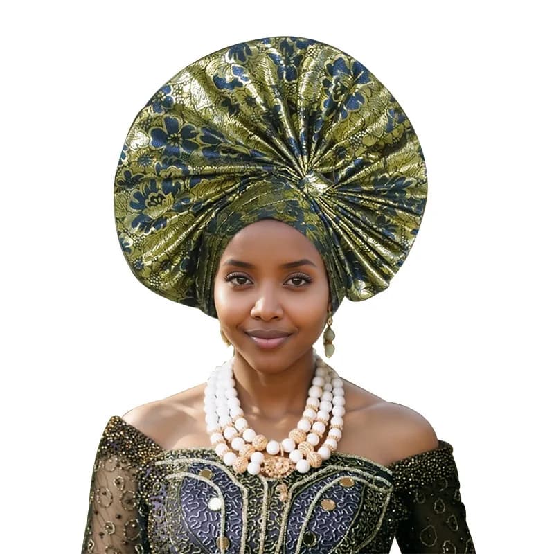 Cappello da donna elegante e alla moda, con decorazioni esagerate in tessuto colorato intrecciato a mano, un cappello a strati con f