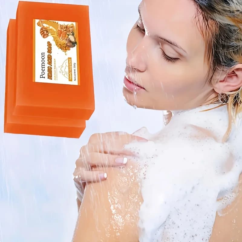 This soap in double lemon and turmeric pack contains glycerin, papaya and ginger, which illuminate and moisturize the skin, leaving it with a natural glow. With its natural ingredients and its delicate formula, it is an ideal choice for skincare enthusiasts.
