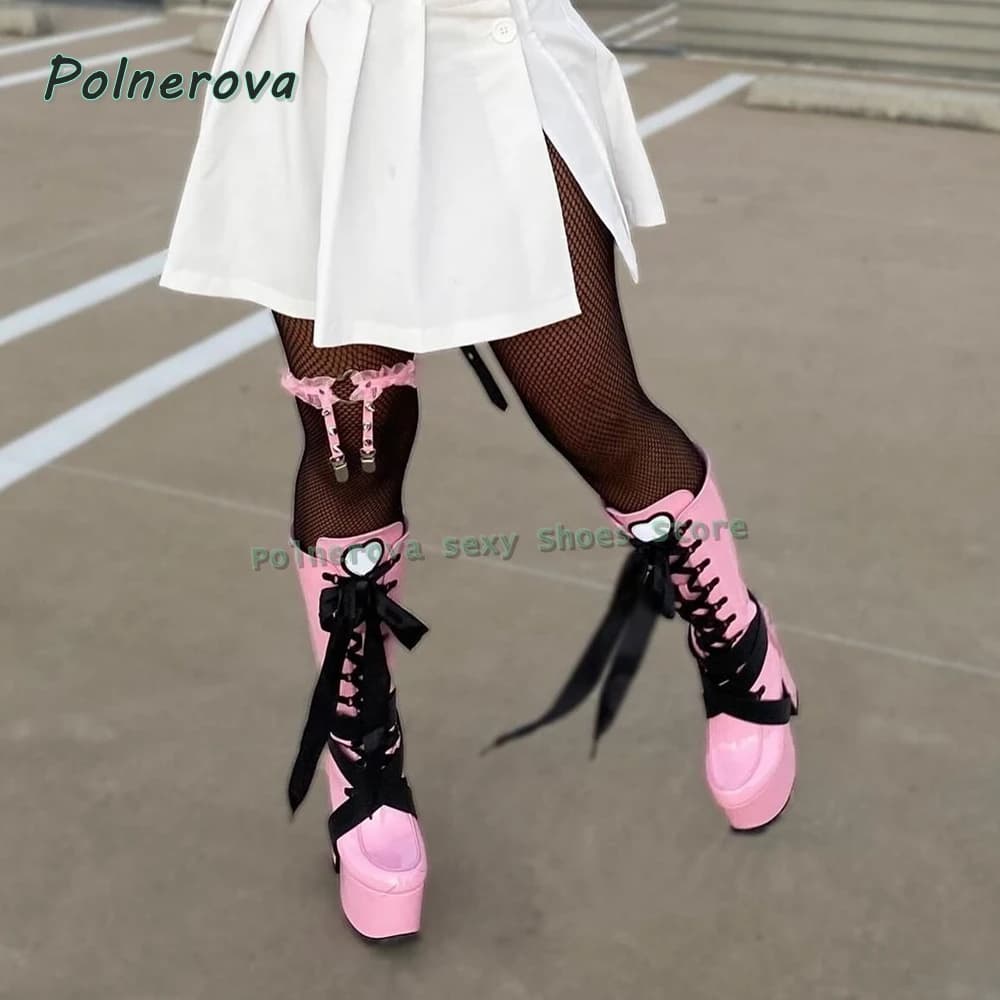 Stivali al ginocchio da donna rosa con plateau, punta tonda, allacciati, patchwork, fiocco a cuore, stile gotico punk Y2K, dolce goth, con tacco a zeppa, estivi