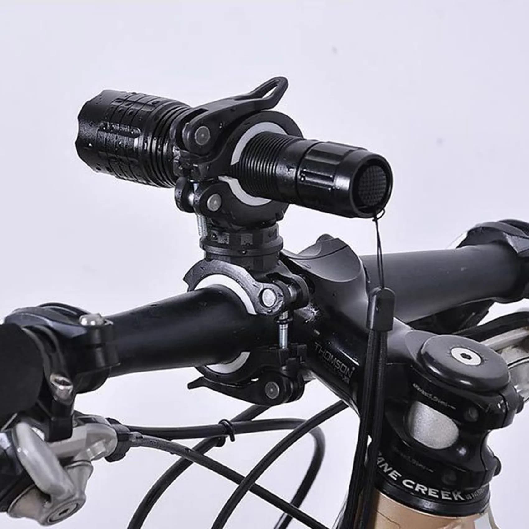 A74K-4X Rotazione a 360 gradi Luce per bici da ciclismo Doppio supporto LED Torcia anteriore Lampada Pompa Supporto per manubrio Supporto per bicicletta