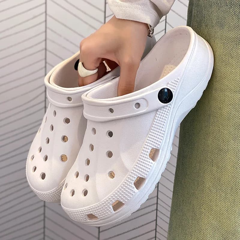 2026 new summer simple breathable hole shoes women's low-heeled nurse cartoon cute couple bag head cool slippers