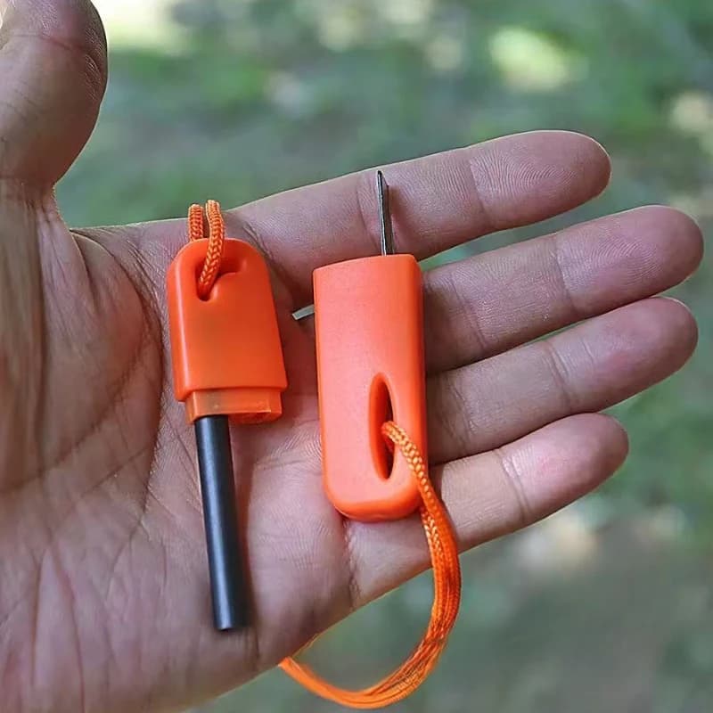 Kit di sopravvivenza all'aperto con accendifuoco, raschietto dentellato, chiavetta USB, barra di magnesio per accendere il fuoco, accessori per sigarette