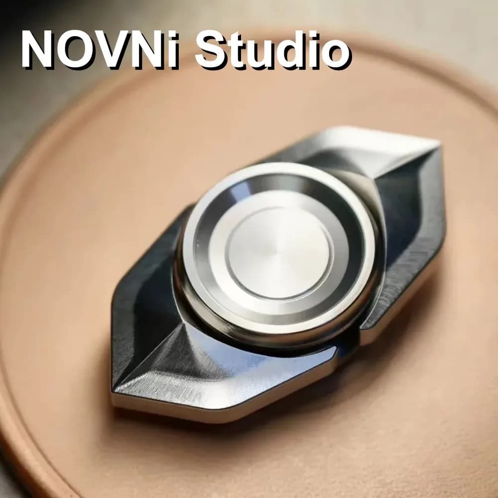 NOVNi STUDIO NOVA Fidget Spinner Fidget Toys per adulti Disegni originali Gadget per alleviare l'ansia Fidget Spinner a due pale