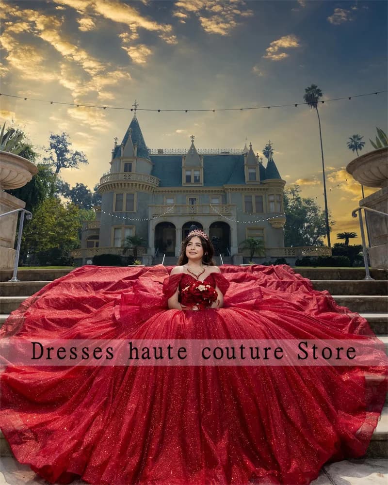 Abito Quinceanera in tulle rosso con spalle scoperte Abito da ballo con volant 2025 con fiocco Abito da festa di compleanno messicano Abito dolce 16 personalizzato