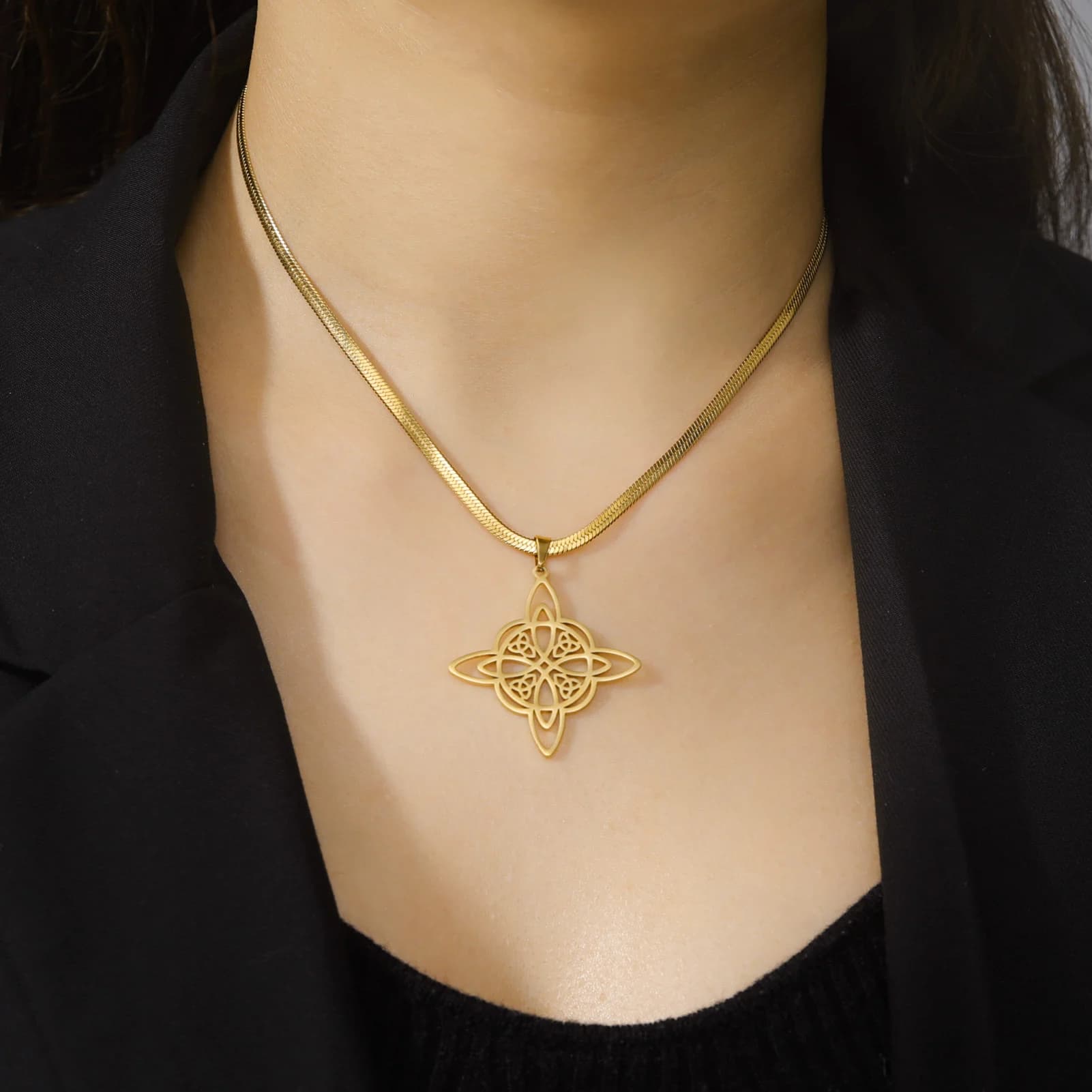 Collana Lunga in Acciaio Inossidabile con Nodo Geometrico da Strega, Ciondolo Vichingo per Donna, Gioielli Regalo
