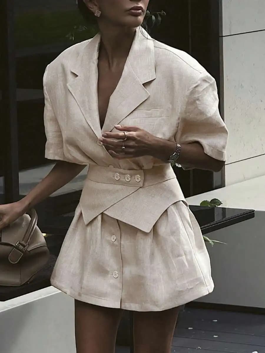 Completo da Ufficio da Donna in Lino Beige con Blazer a Maniche Corte, Colletto a Revers, Cintura e Orlo Asimmetrico, Set Due Pezzi