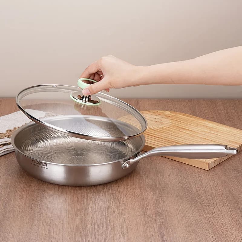 Padella Antiaderente in Titanio con Coperchio in Vetro, Diametro 28cm, Finitura a Specchio, per Omelette, Bistecche e Pesce, per Cucina