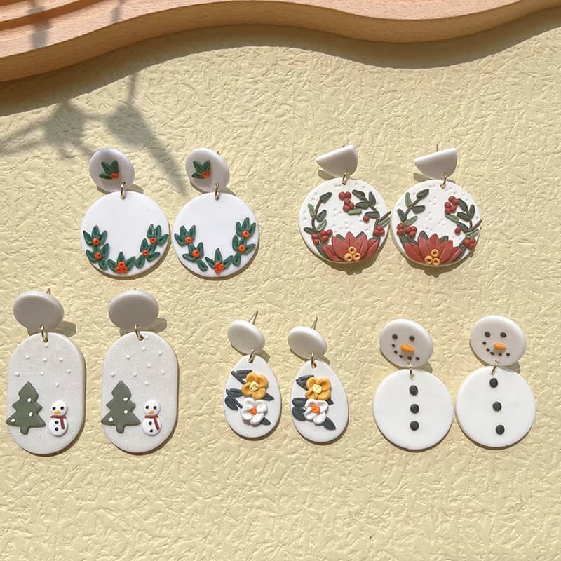 Orecchini in ceramica morbida in argilla polimerica, orecchini fatti a mano di fascia alta di nicchia da donna, pupazzo di neve, ghirlanda, cartoni animati, orecchini carini all'ingrosso