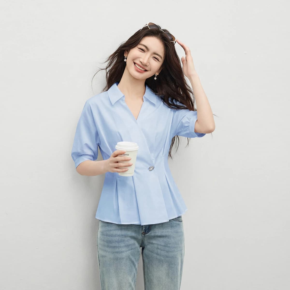 SENTUBILA Camicia Casual Blu da Donna, Stile Minimalista per Ufficio, Colletto a V, Doppiopetto, Mezza Manica, Blusa Slim 162CB6581X