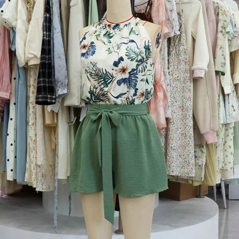 Completo Estivo da Donna: Top Corto Stampato Senza Maniche con Collo all'Americana e Pantaloncini Aderenti, Abbigliamento Casual e Streetwear alla Moda
