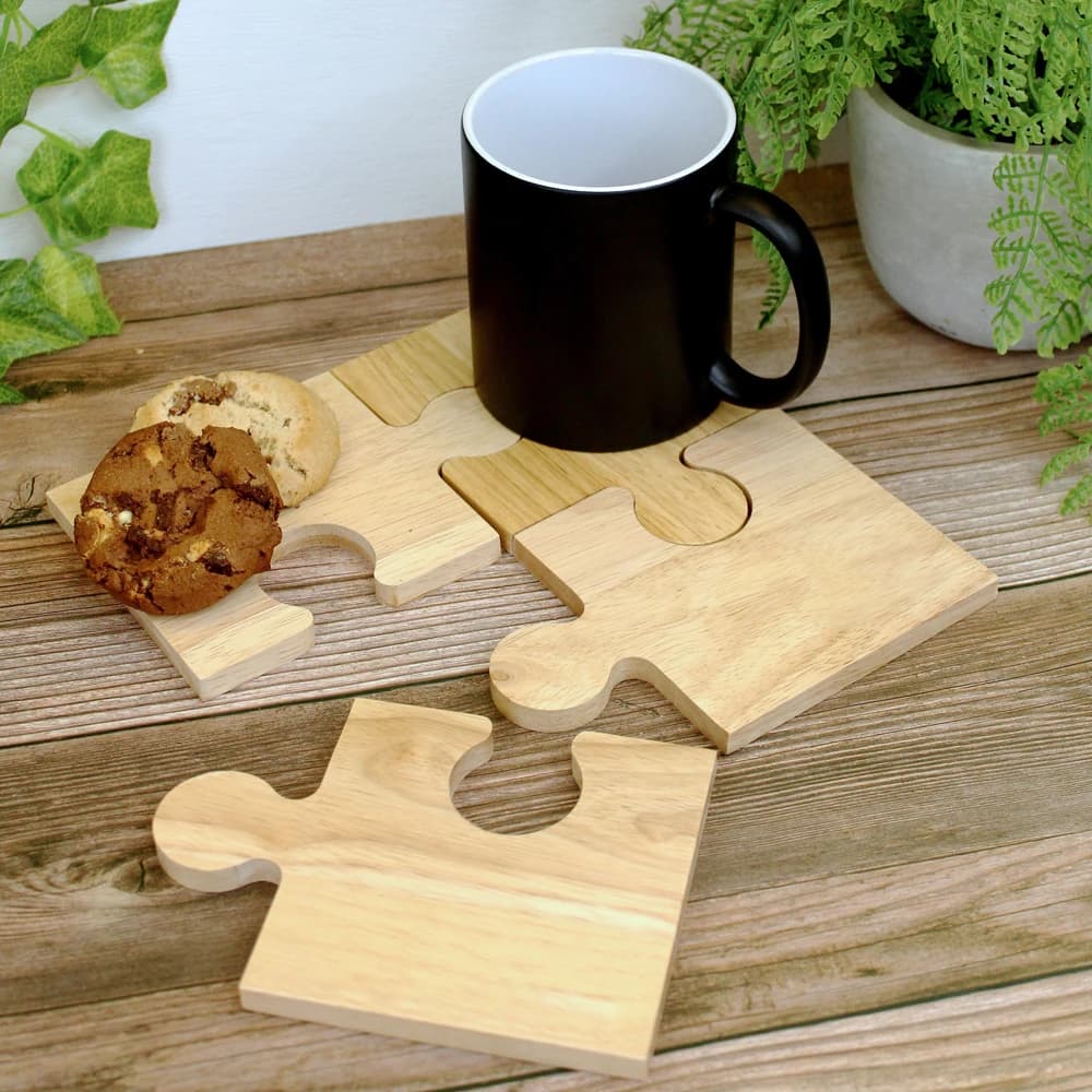 Set di 4 Sottobicchieri in Legno Massello Creativi a Forma di Puzzle, in Legno di Faggio e Noce, Decorazione da Tavolo Resistente al Calore, Regalo di Compleanno