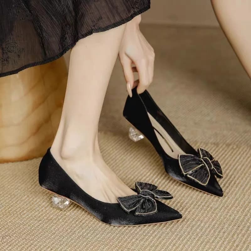 Abito francese con un piccolo design alla moda Temperamento Socialite Tacchi alti Testa a punta spessa con fiocco Scarpe singole con suola morbida