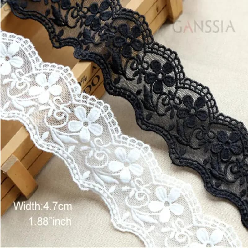 Larghezza: 4,7 cm (1,88 pollici) Bellissimo fiore ricamato con lacci in tessuto bianco avorio e nero per kit da cucito fai da te (KK-648)