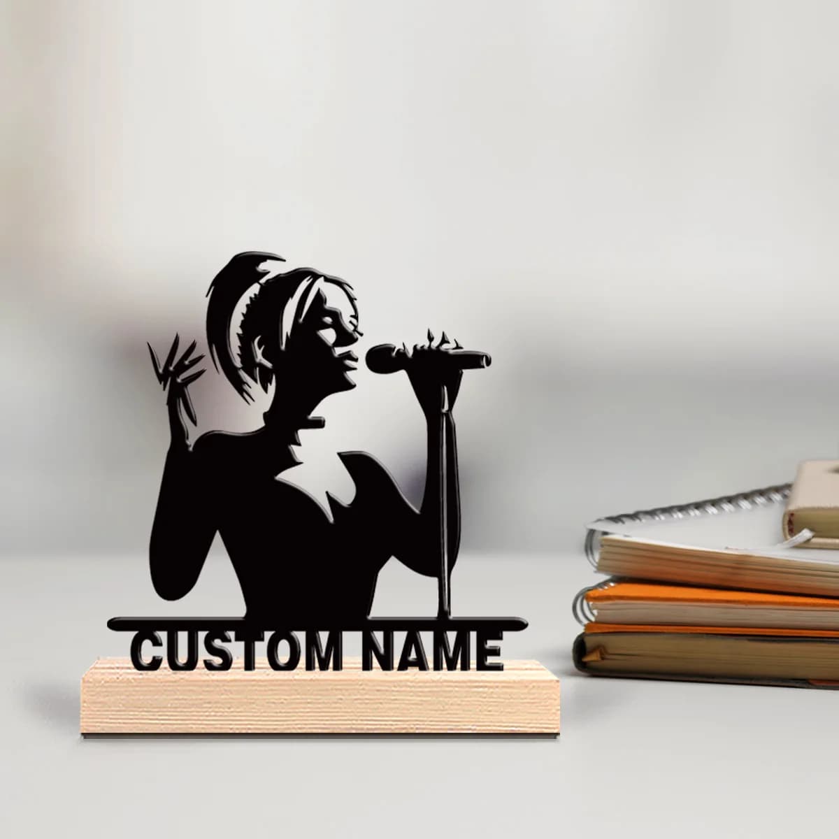 1 statuetta personalizzata in metallo a forma di cantante con base in legno, decorazione da tavolo, regalo perfetto per San Valentino, adatta come regalo di fidanzamento.