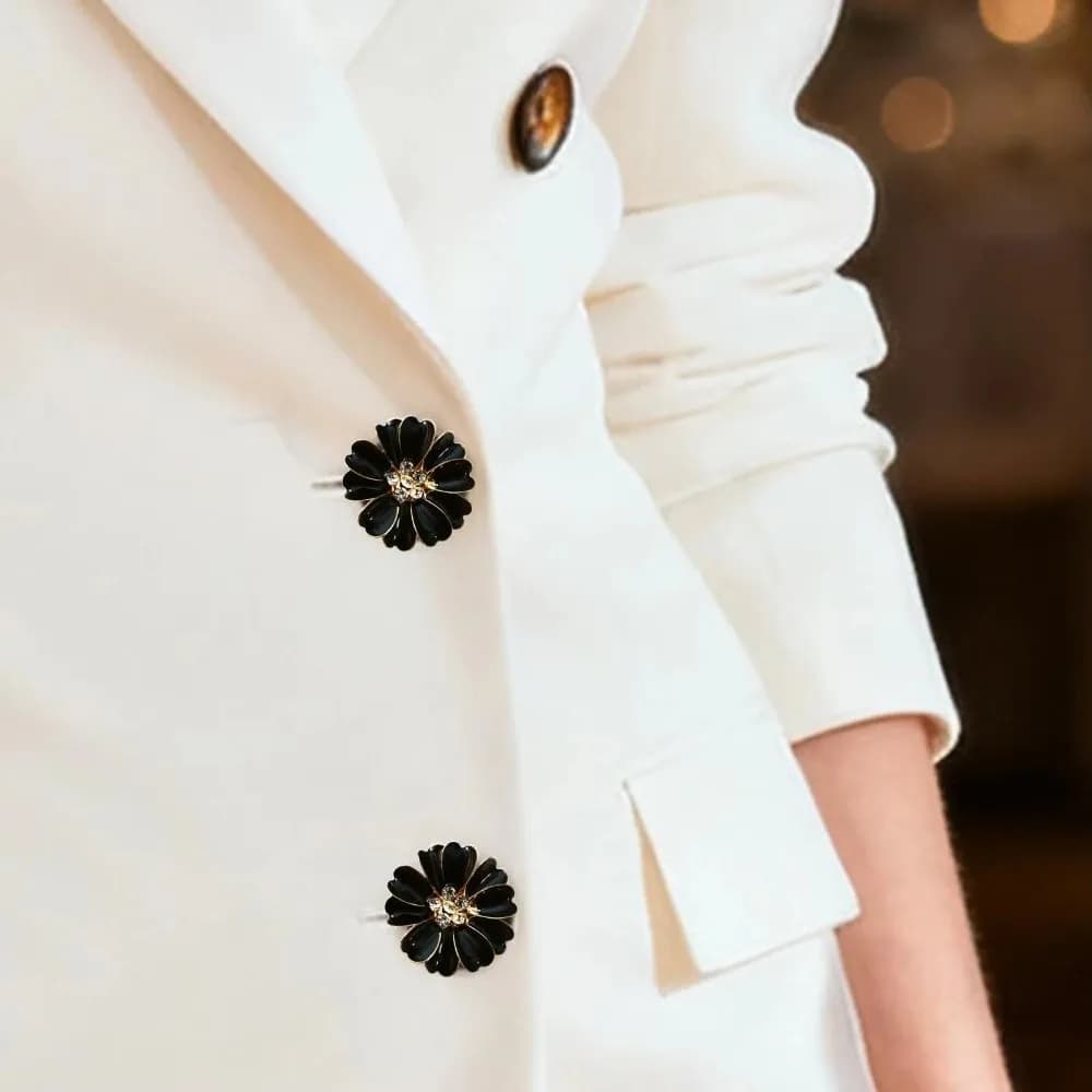 Flower-shaped twins with petals and rhinestones to sew on jeans, dresses, fabrics, blouses, bottle covers, buckles and clips