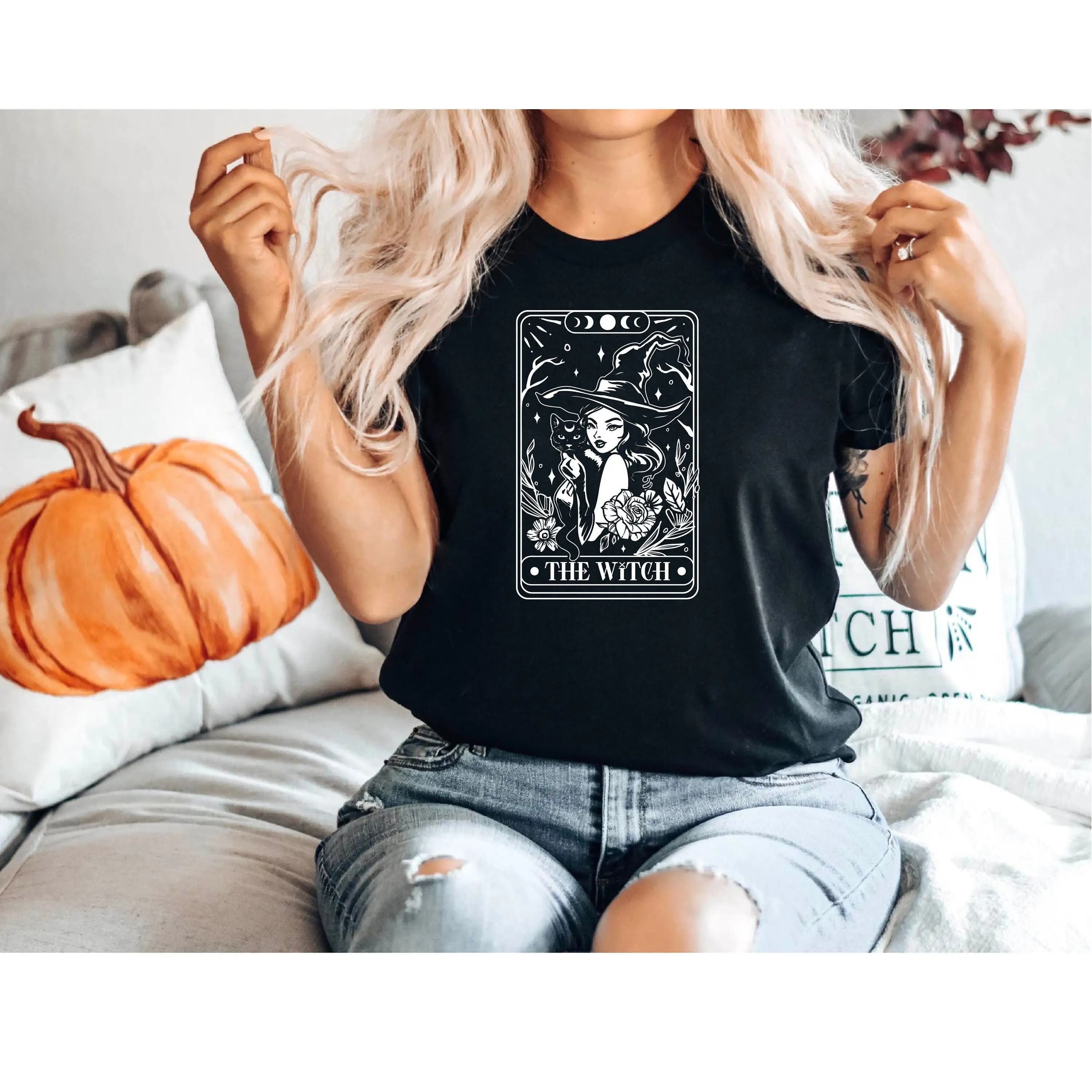 La maglietta della carta dei tarocchi della strega divertente Halloween per gli amanti Skelton