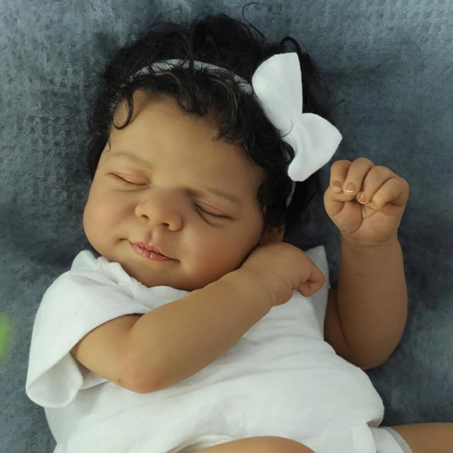 Pascale Pelle scura 19 pollici Panno morbido Corpo Strati multipli Pittura Reborn Dormire Baby Doll Pelle 3D con capelli ricci radicati a mano