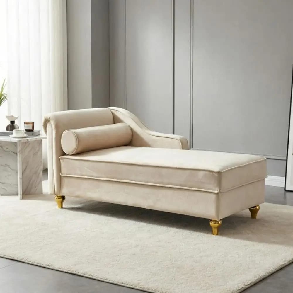 Chaise longue in velluto beige con braccioli arrotolati e cuscino lombare, ideale per soggiorno, camera da letto o ufficio
