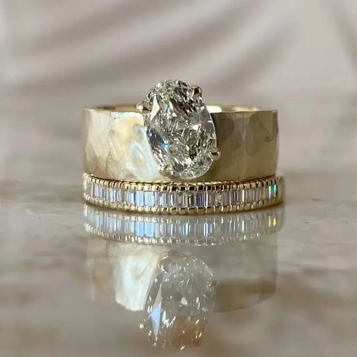 The Light Luxury Textured Ring with Artificial Gemstone and Copper Material Is Suitable for Weddings and Banquets.