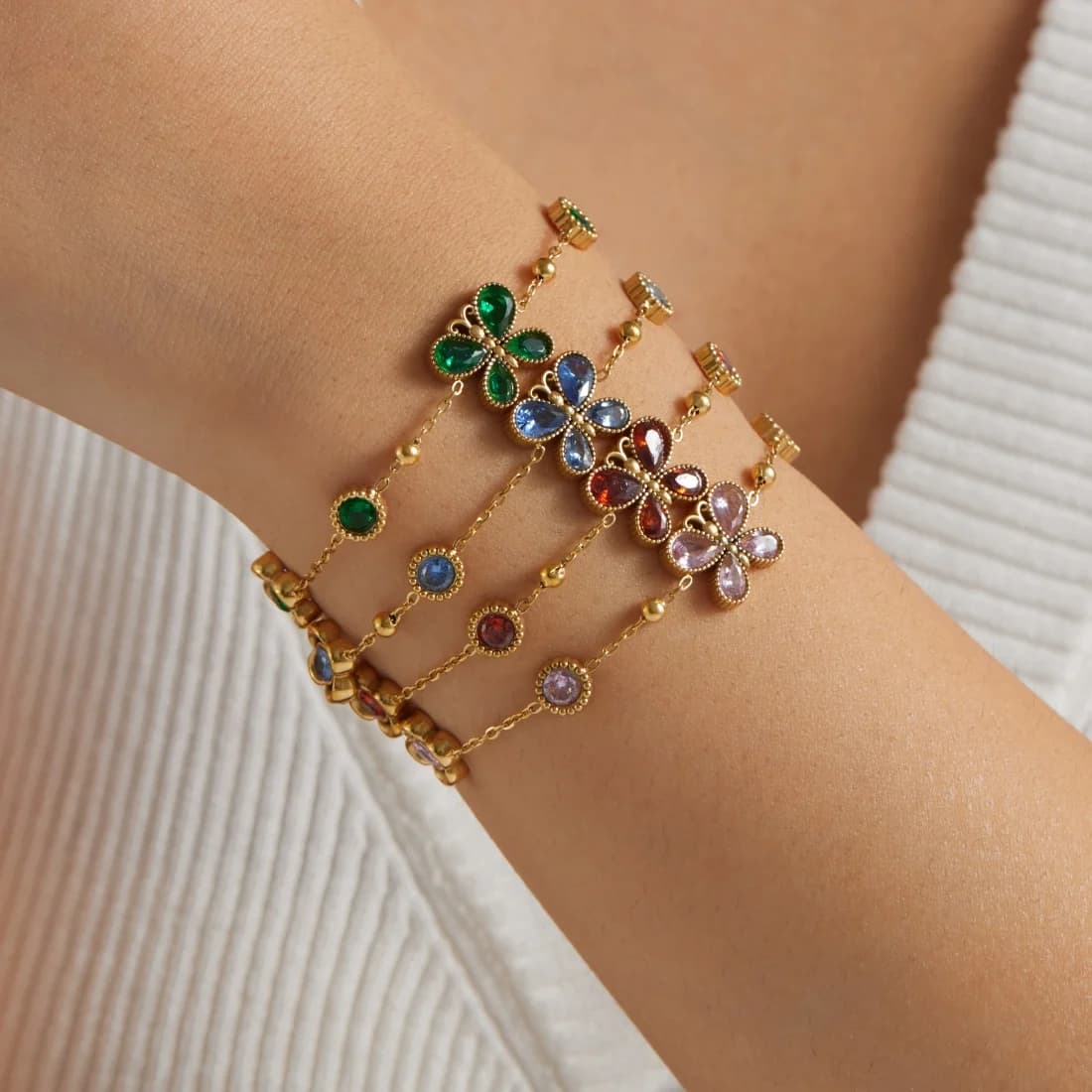 Bracciale in Acciaio Inossidabile con Zirconi Colorati a Forma di Farfalla e Fiore, Gioiello Classico ed Elegante per Donna
