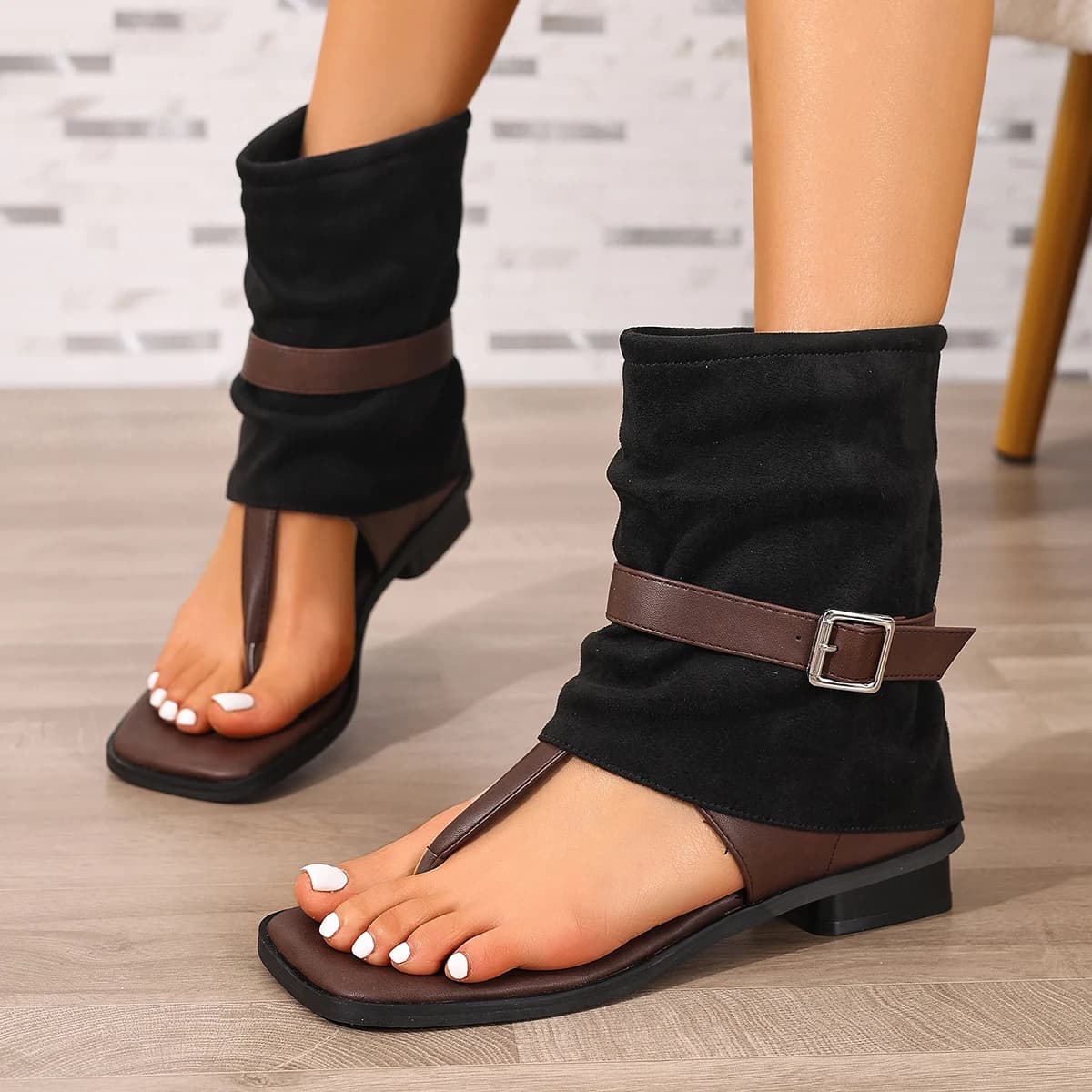 Sandali Neri in Camoscio con Punta Aperta e Cinturino in Pelle Marrone con Fibbia Metallica, Scarpe Casual con Tacco Basso per Donne