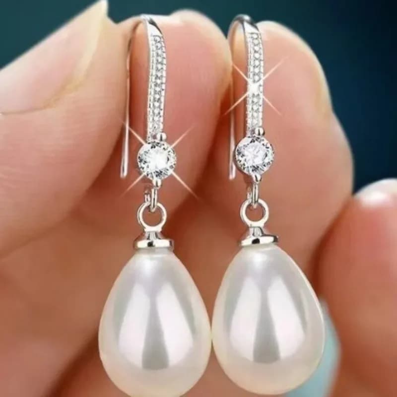 Eleganti orecchini lunghi con perle imitazione a goccia